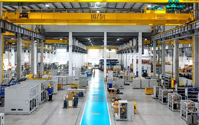 HiURTB extraction chiller factory with overhead crane