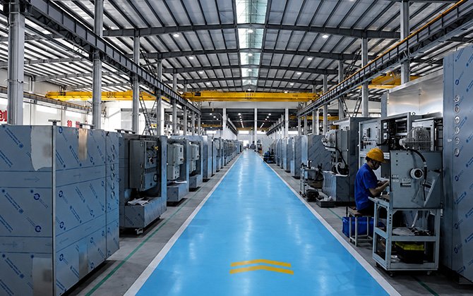 HiURTB industrial chiller factory aisle