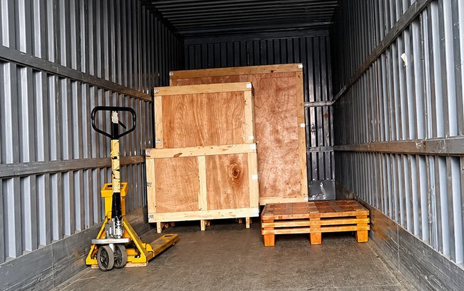 Liquid CO2 extraction equipment container loading